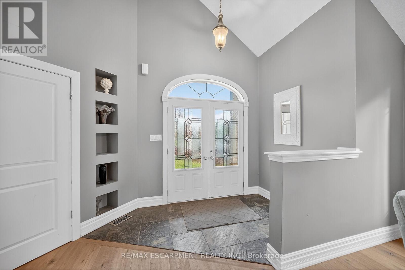 27 Surrey Drive, Hamilton, Ontario  L9K 1L9 - Photo 4 - X12469489