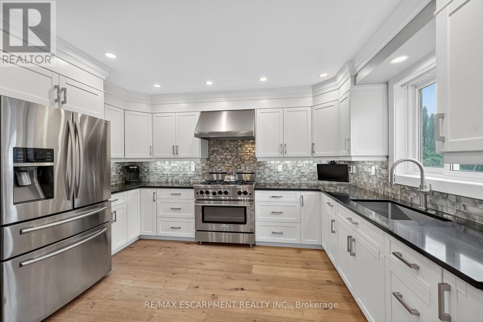 27 Surrey Drive, Hamilton, Ontario  L9K 1L9 - Photo 9 - X12469489