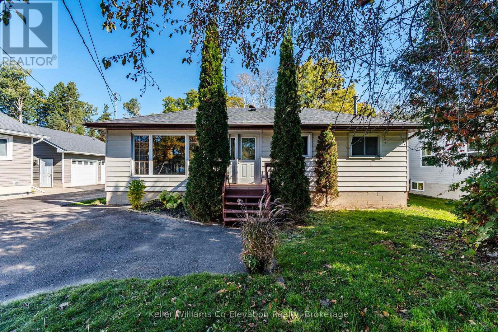 <h3>$399,900</h3><p>241 Fox Street, Penetanguishene, Ontario</p>