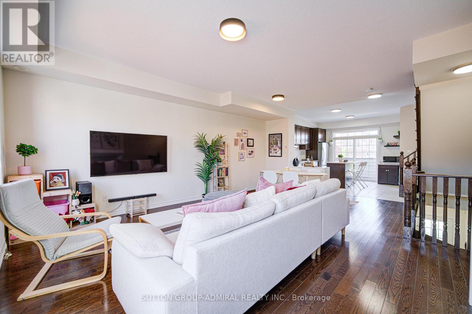 9 Vandaam Lane, Markham, Ontario  L6C 0P1 - Photo 5 - N12469543