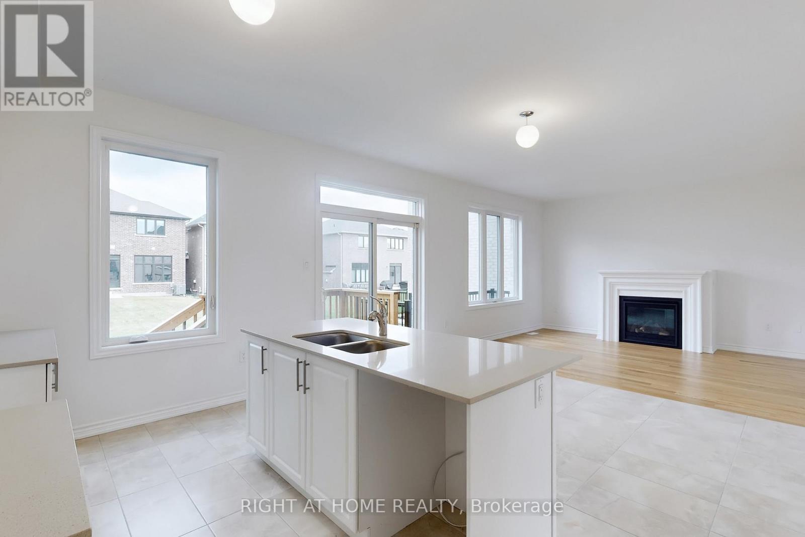 40 Ainslie Hill Crescent, Georgina, Ontario  L0E 1R0 - Photo 11 - N12469552