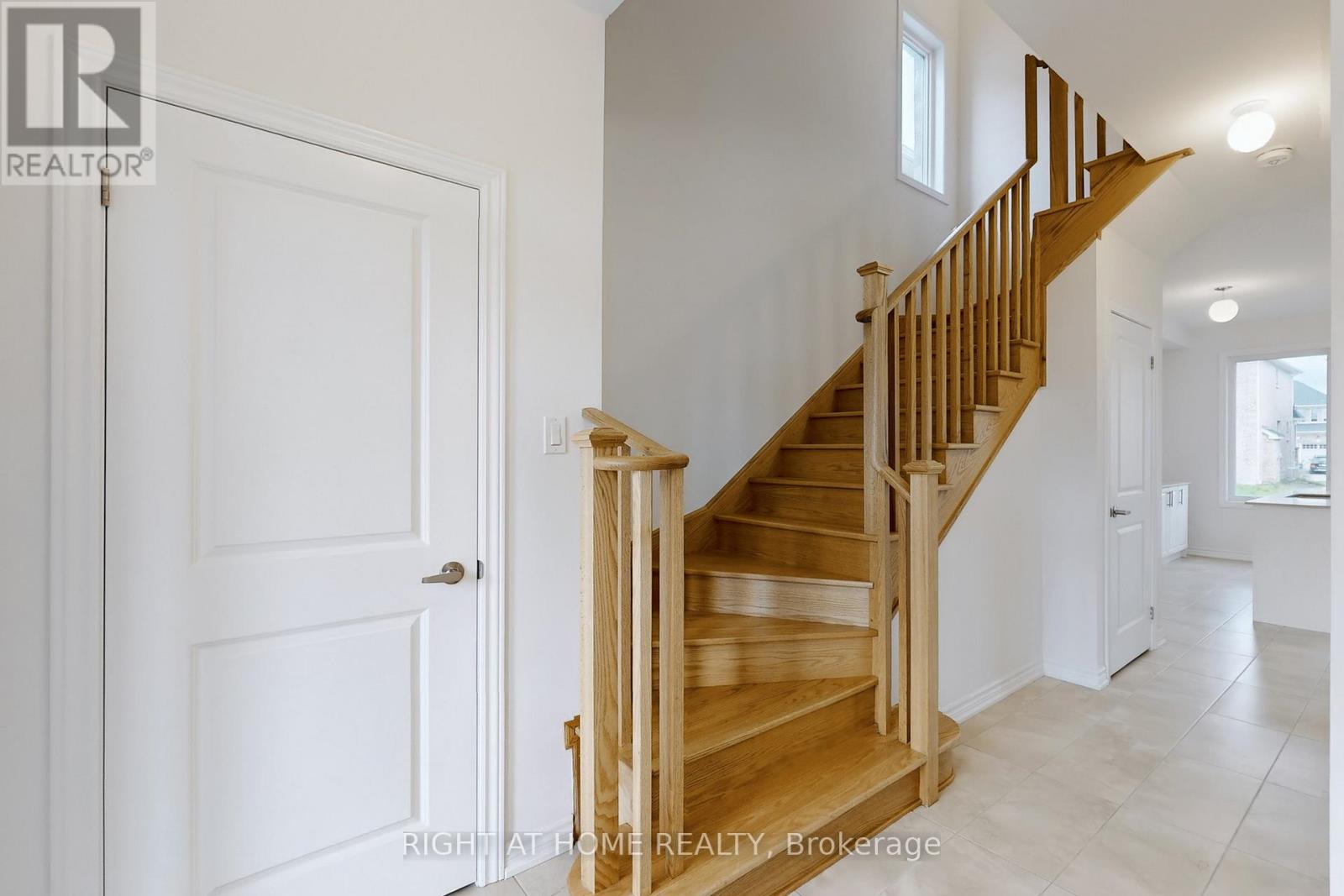 40 Ainslie Hill Crescent, Georgina, Ontario  L0E 1R0 - Photo 13 - N12469552