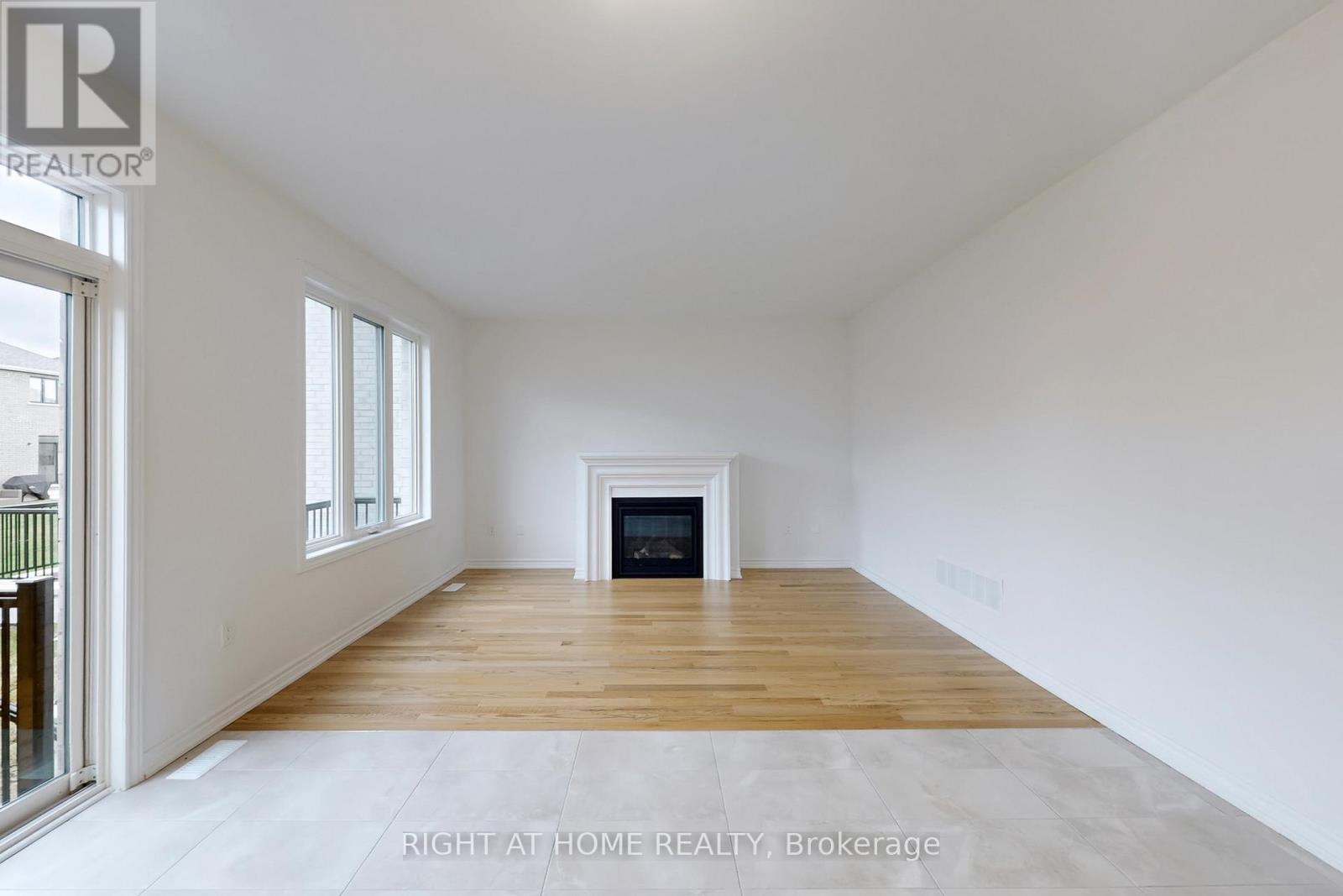 40 Ainslie Hill Crescent, Georgina, Ontario  L0E 1R0 - Photo 3 - N12469552
