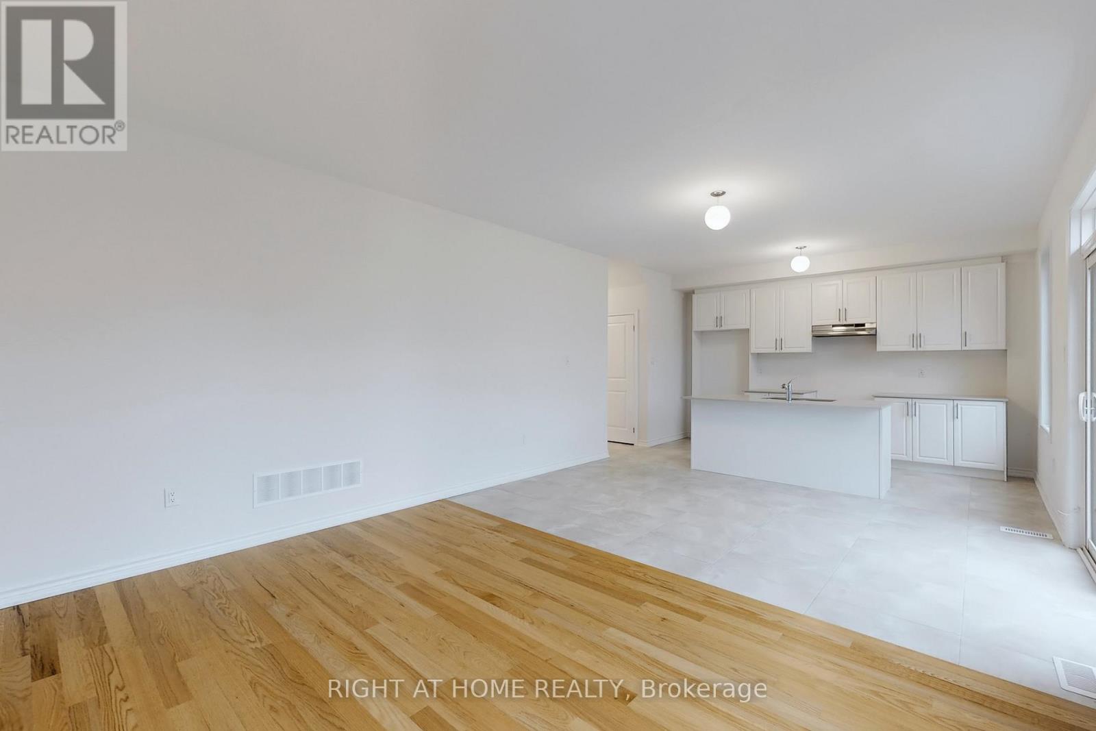 40 Ainslie Hill Crescent, Georgina, Ontario  L0E 1R0 - Photo 4 - N12469552