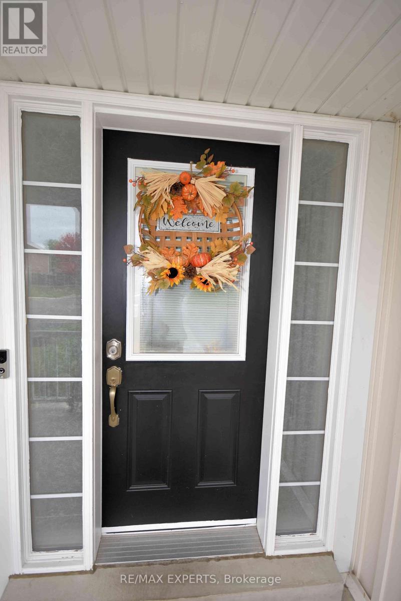 136 Donald Stewart Crescent, East Gwillimbury, Ontario  L0G 1M0 - Photo 2 - N12469546