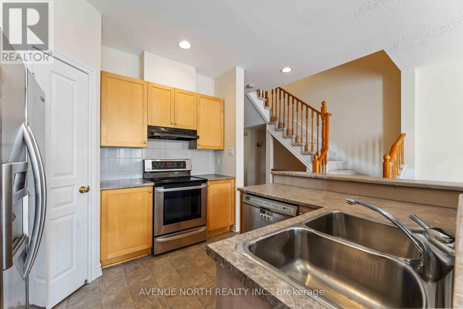 241 Waymark Crescent, Ottawa, Ontario  K2M 0A6 - Photo 4 - X12469585