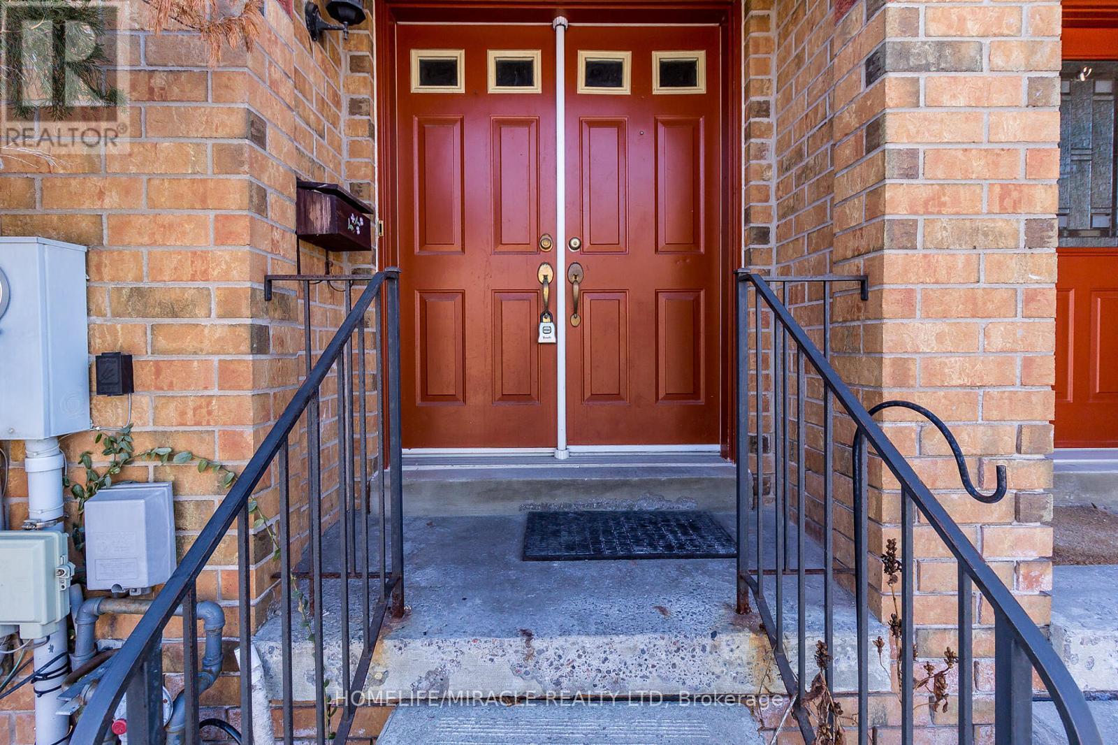 6 SINCLAIR COURT, Brampton, Ontario
