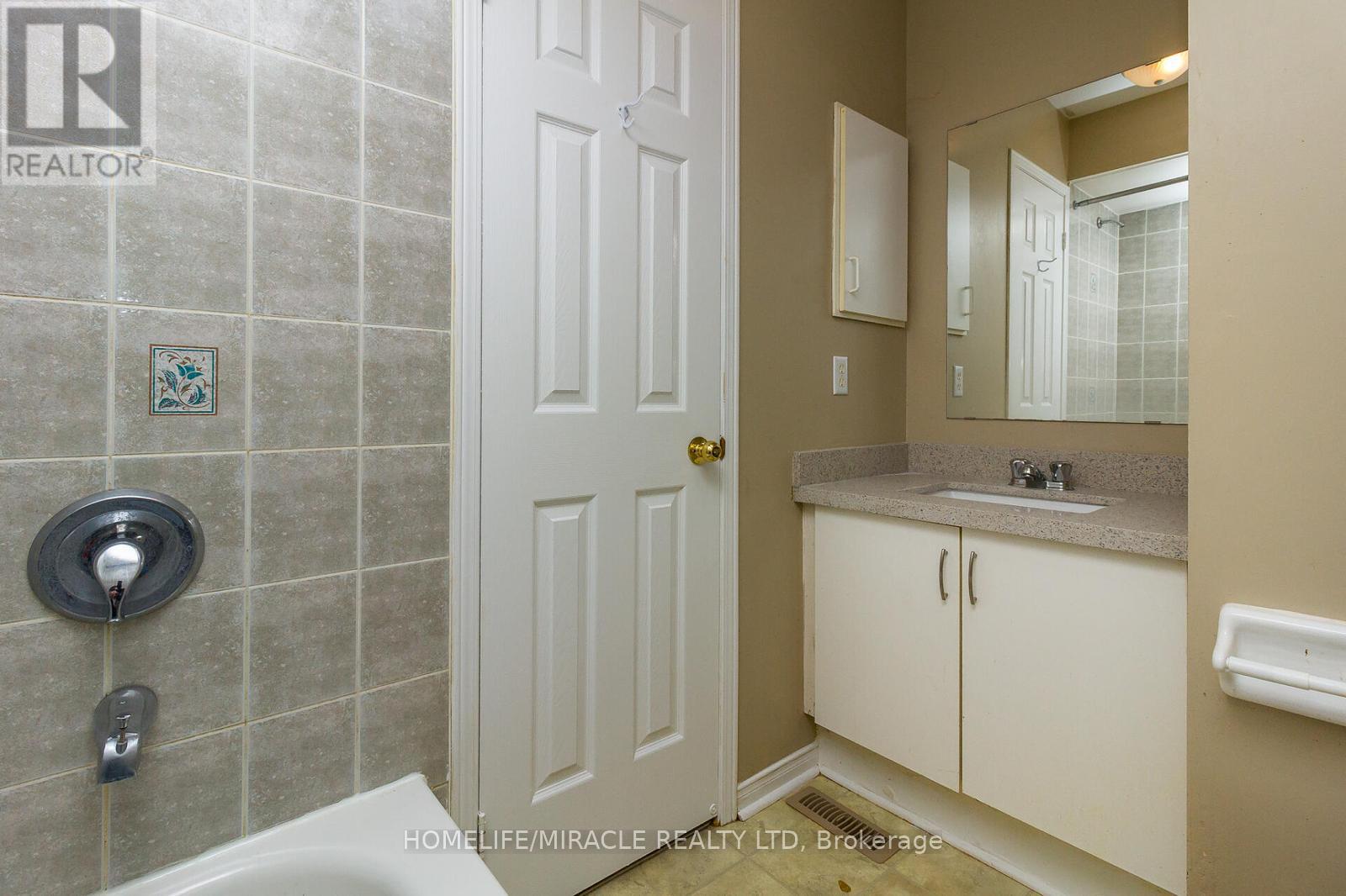 6 Sinclair Court, Brampton, Ontario  L6X 4P5 - Photo 15 - W12469530