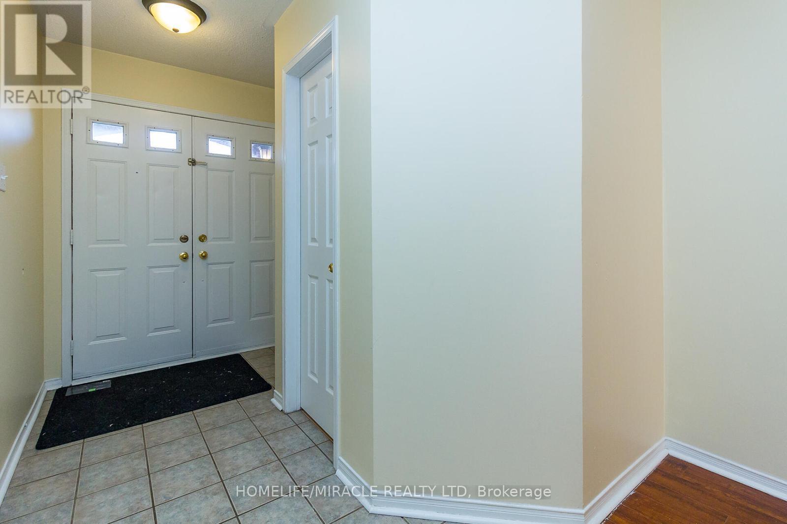 6 Sinclair Court, Brampton, Ontario  L6X 4P5 - Photo 2 - W12469530