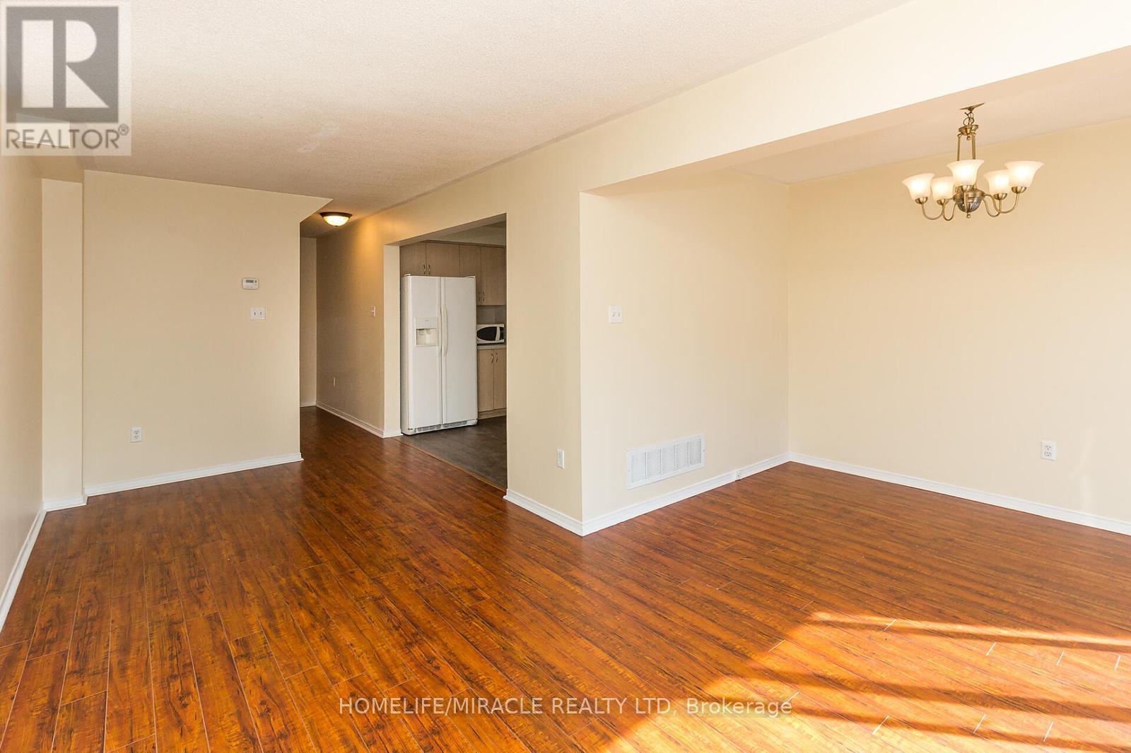 6 Sinclair Court, Brampton, Ontario  L6X 4P5 - Photo 4 - W12469530