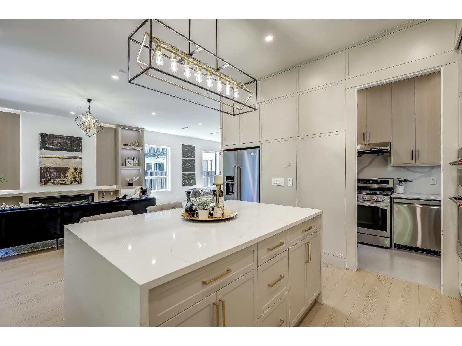 15569 Oxenham Avenue, White Rock, British Columbia  V4B 2J2 - Photo 5 - R3051805