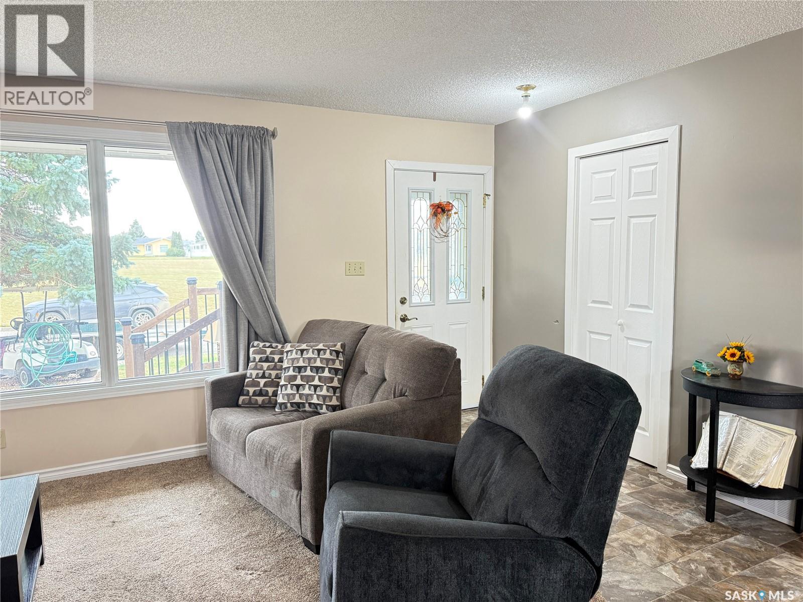 18 Tufts Crescent, Outlook, Saskatchewan  S0L 2N0 - Photo 2 - SK021036