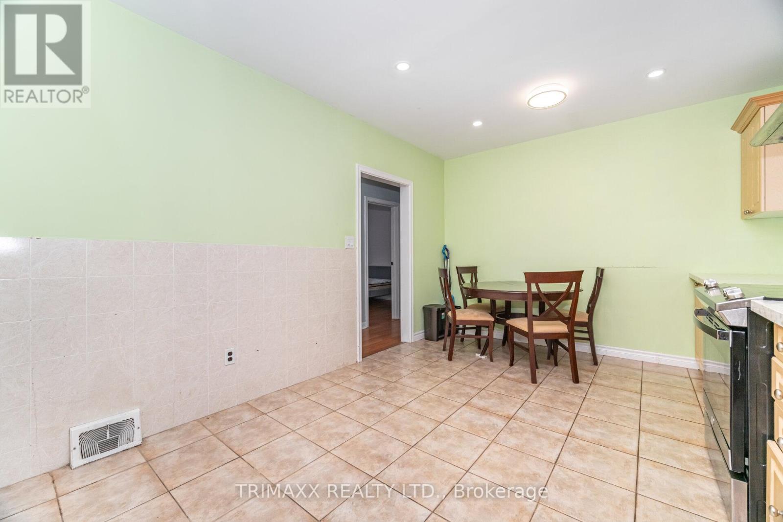 60 Parkdale Drive, Thorold, Ontario  L2V 2N6 - Photo 12 - X12468946