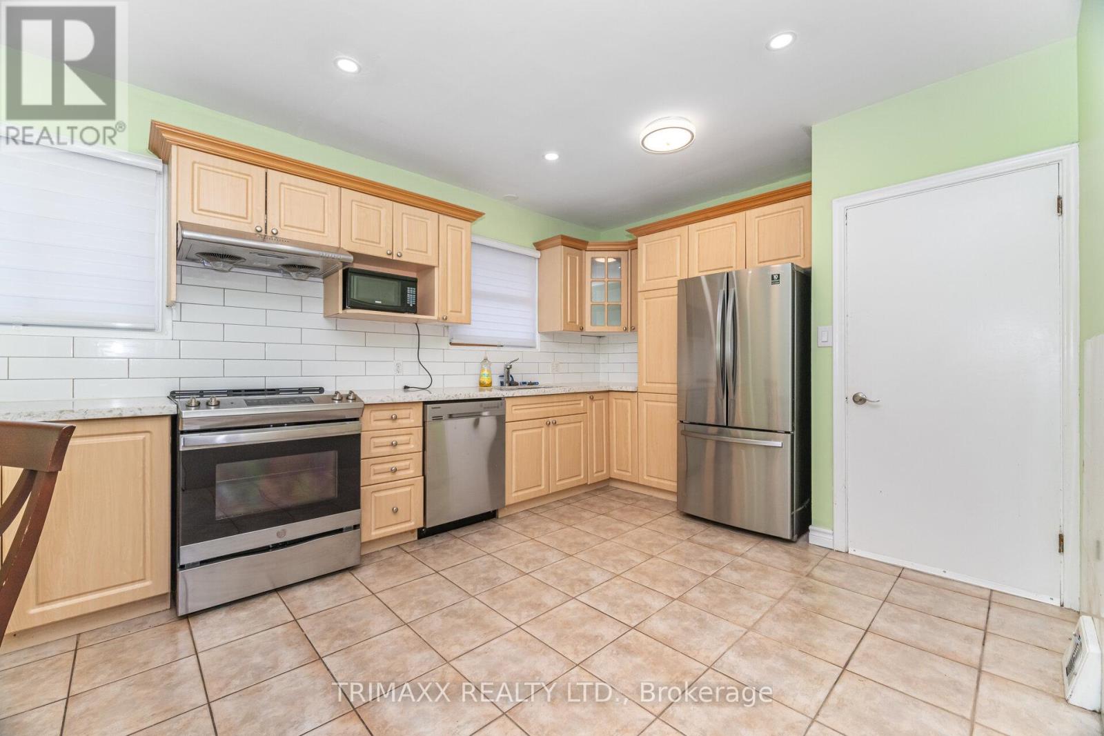 60 Parkdale Drive, Thorold, Ontario  L2V 2N6 - Photo 10 - X12468946