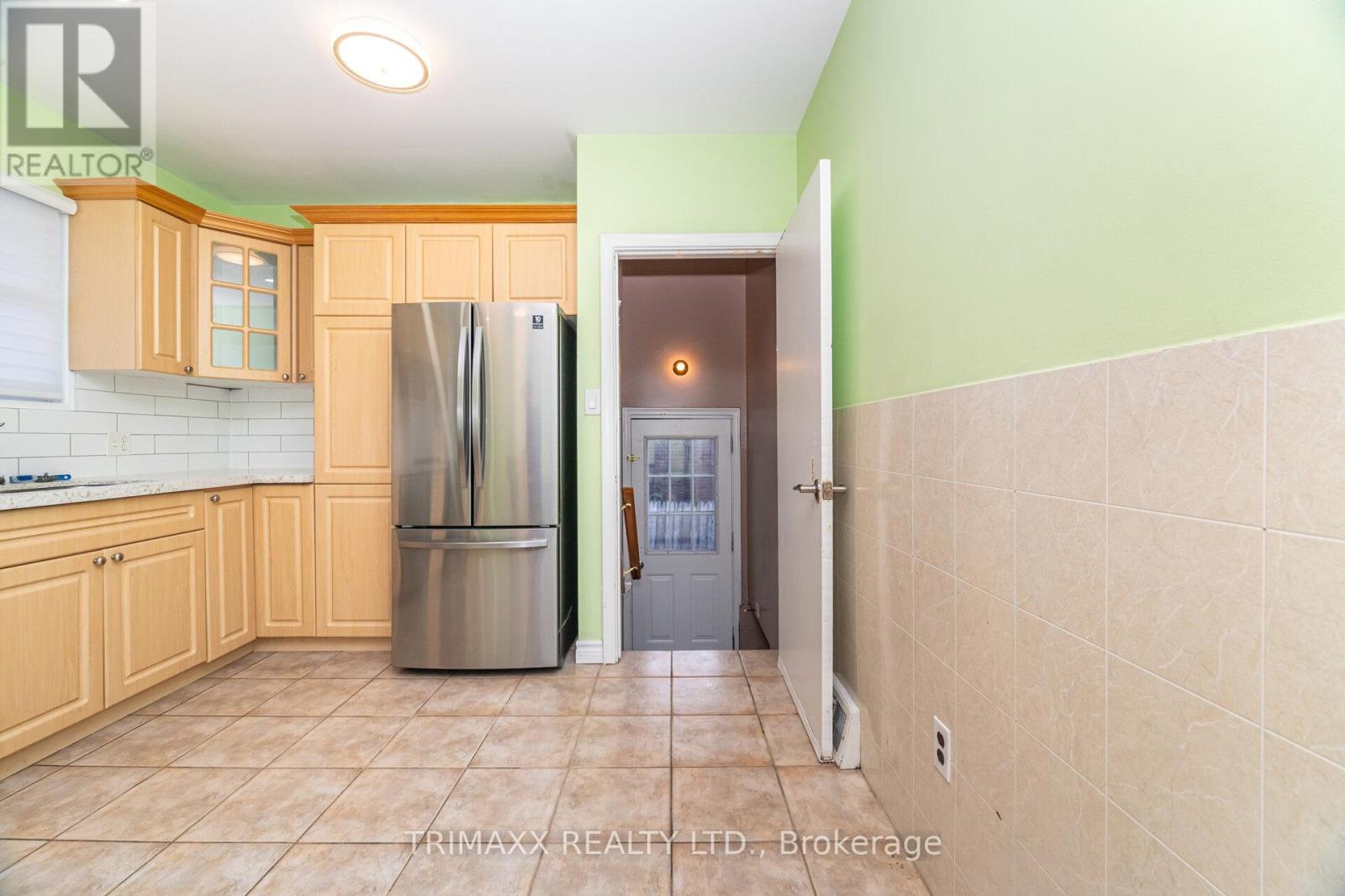 60 Parkdale Drive, Thorold, Ontario  L2V 2N6 - Photo 18 - X12468946