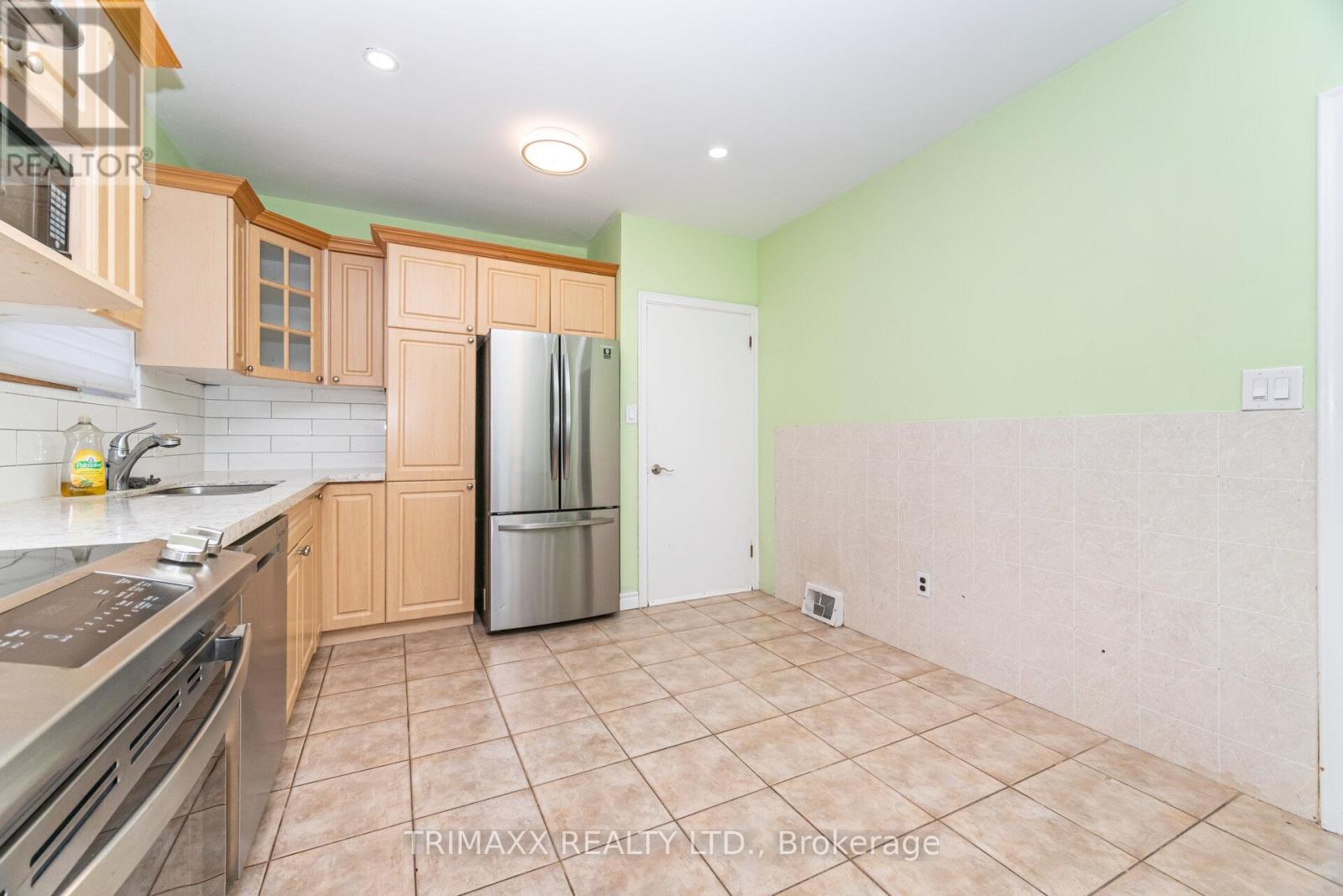 60 Parkdale Drive, Thorold, Ontario  L2V 2N6 - Photo 11 - X12468946