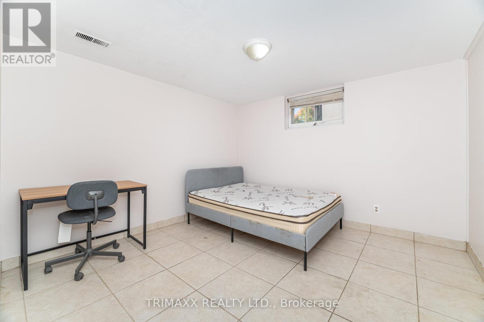 60 Parkdale Drive, Thorold, Ontario  L2V 2N6 - Photo 25 - X12468946