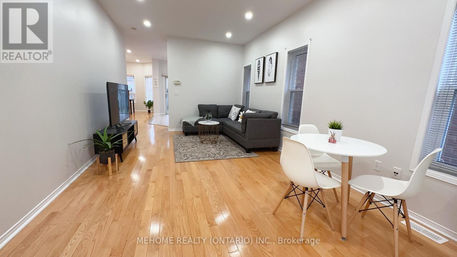 15 Catherina Street, Markham, Ontario  L6C 2L6 - Photo 2 - N12469562