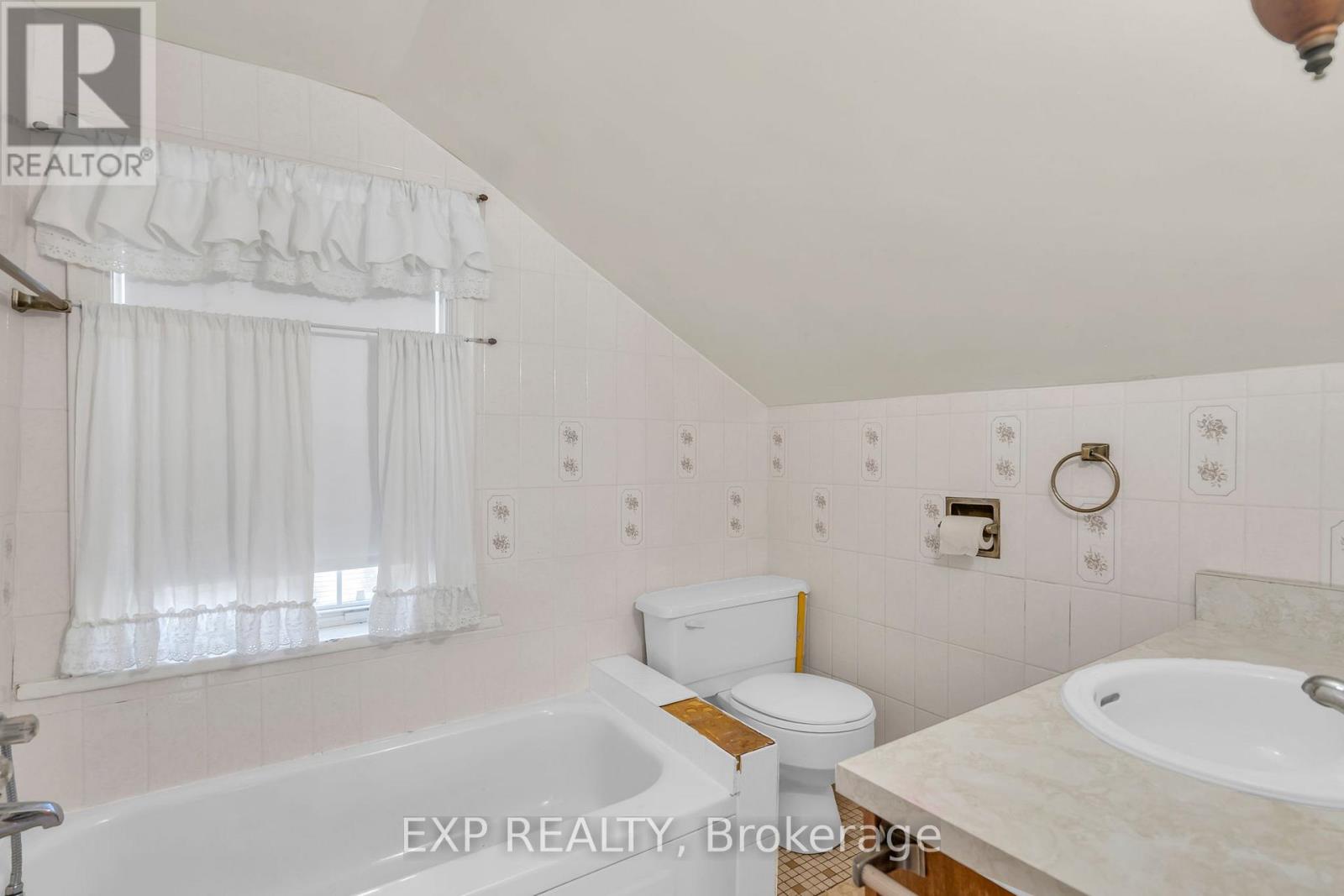 39 River Street, Georgina, Ontario  L0E 1R0 - Photo 7 - N12469573