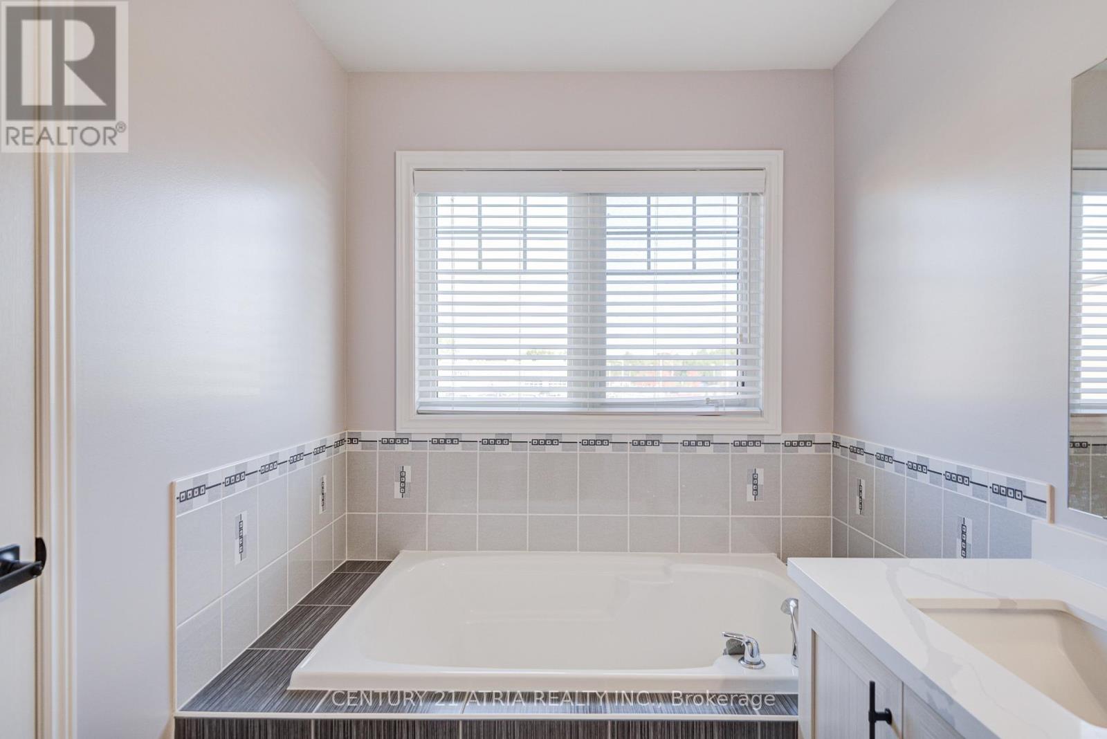 119 Windrow Street, Richmond Hill, Ontario  L4E 0Y2 - Photo 37 - N12469599