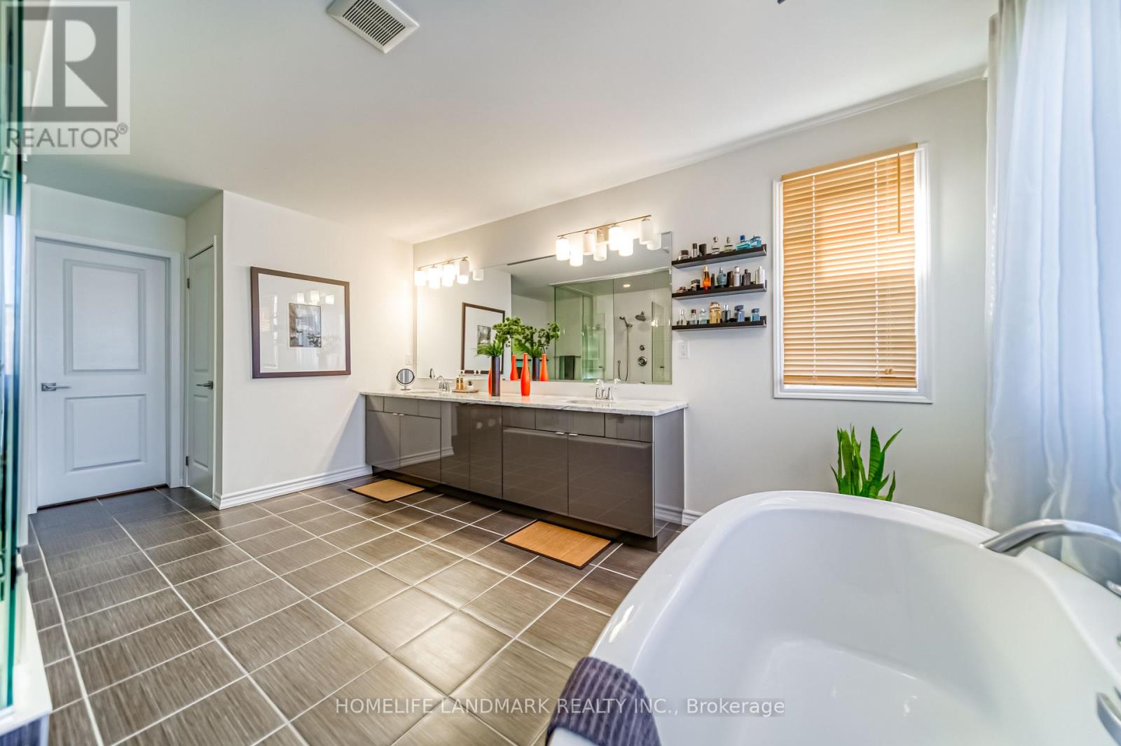 294 Valermo Drive, Toronto, Ontario  M8W 0B6 - Photo 17 - W12469568