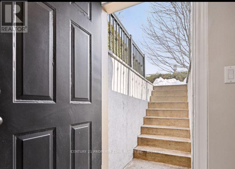 1534 Hollywell Avenue, Mississauga, Ontario  L5N 4P5 - Photo 3 - W12469584