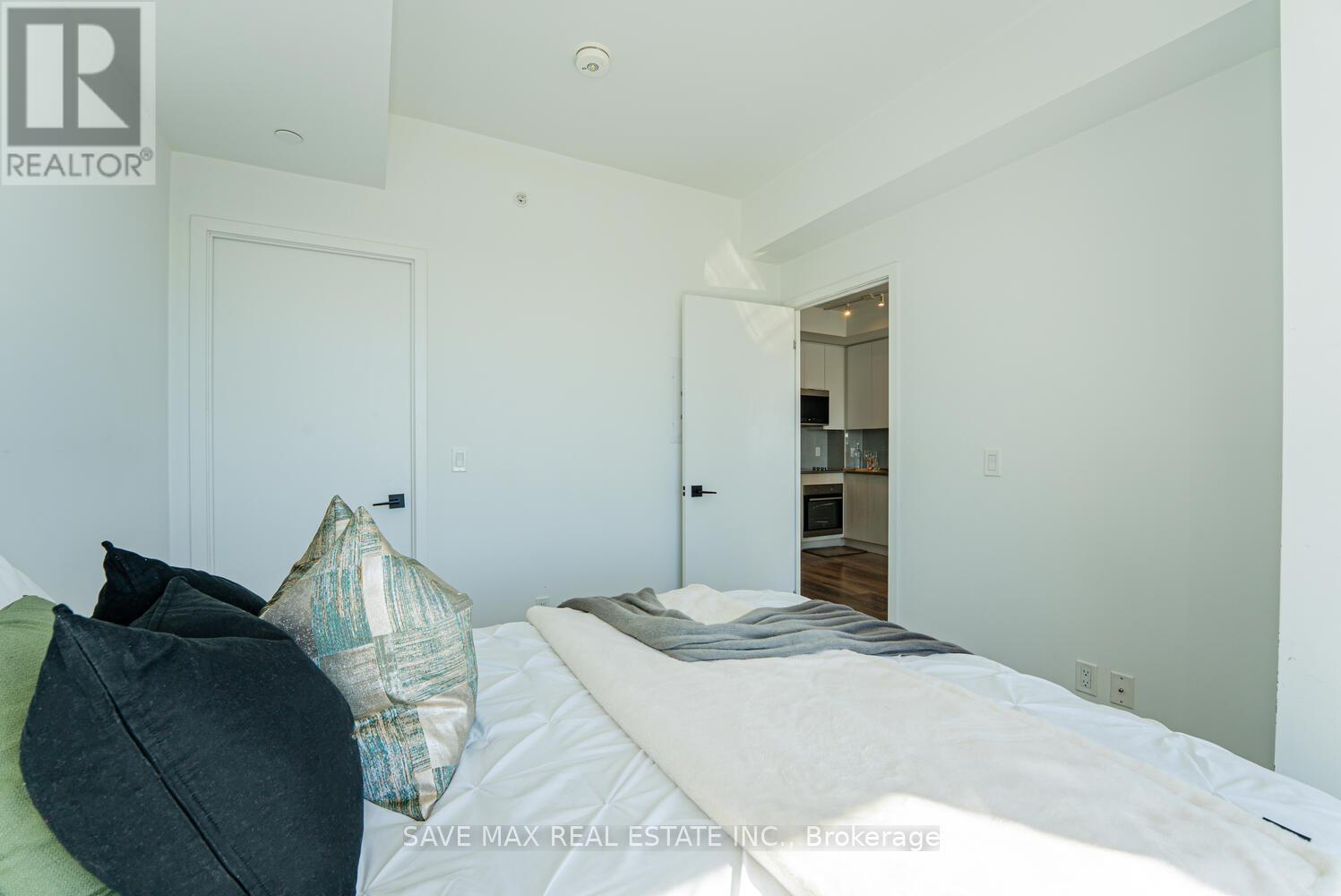 1310 - 2481 Taunton Road, Oakville, Ontario  L6H 3R7 - Photo 17 - W12469606