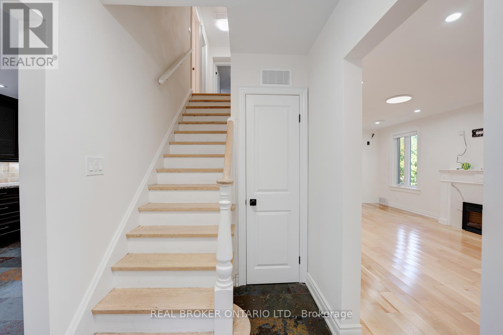 Main - 256 The Kingsway Road, Toronto, Ontario  M9A 3T5 - Photo 8 - W12469610