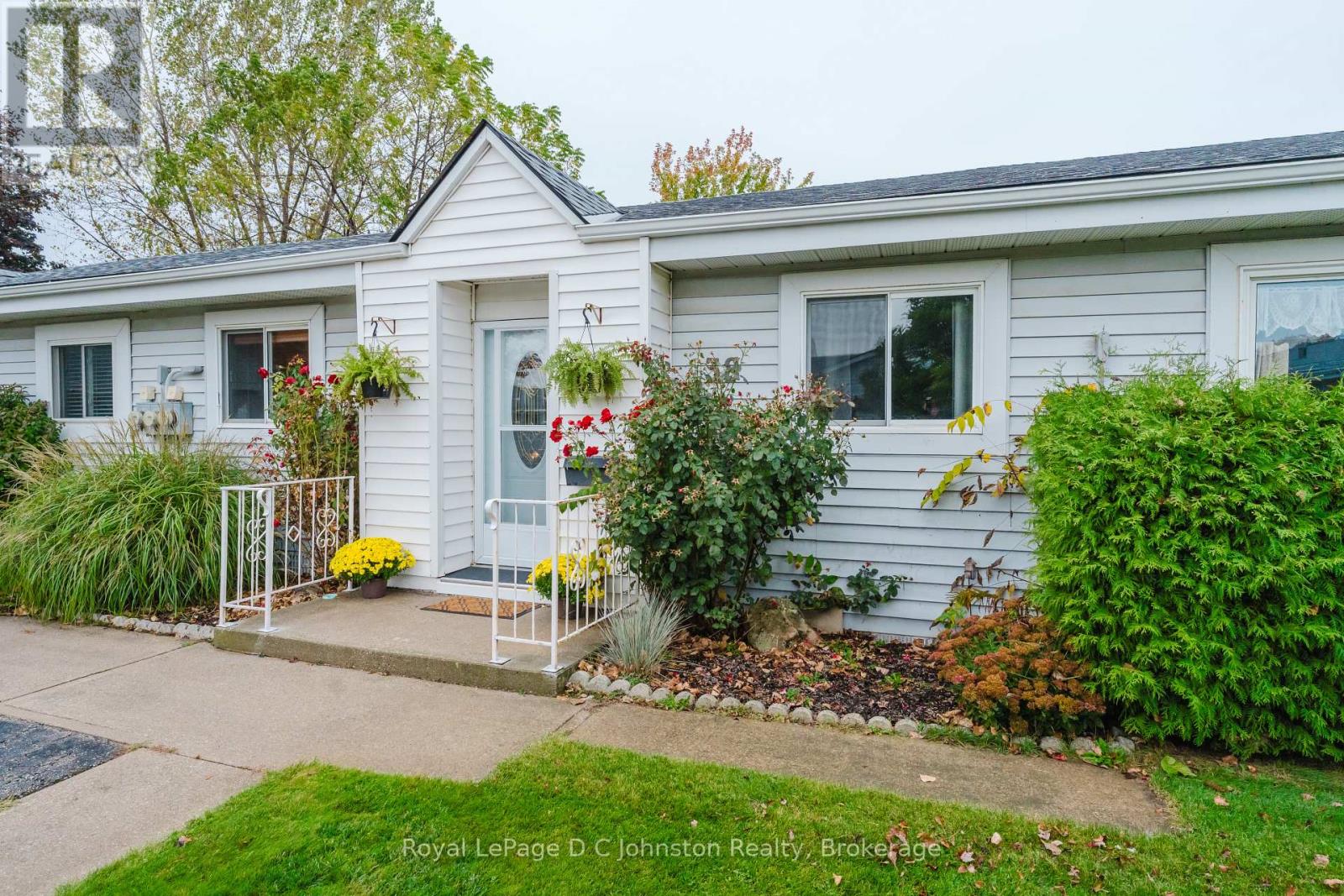 38 - 303 Waterloo Street, Saugeen Shores, Ontario  N0H 2C1 - Photo 33 - X12469650