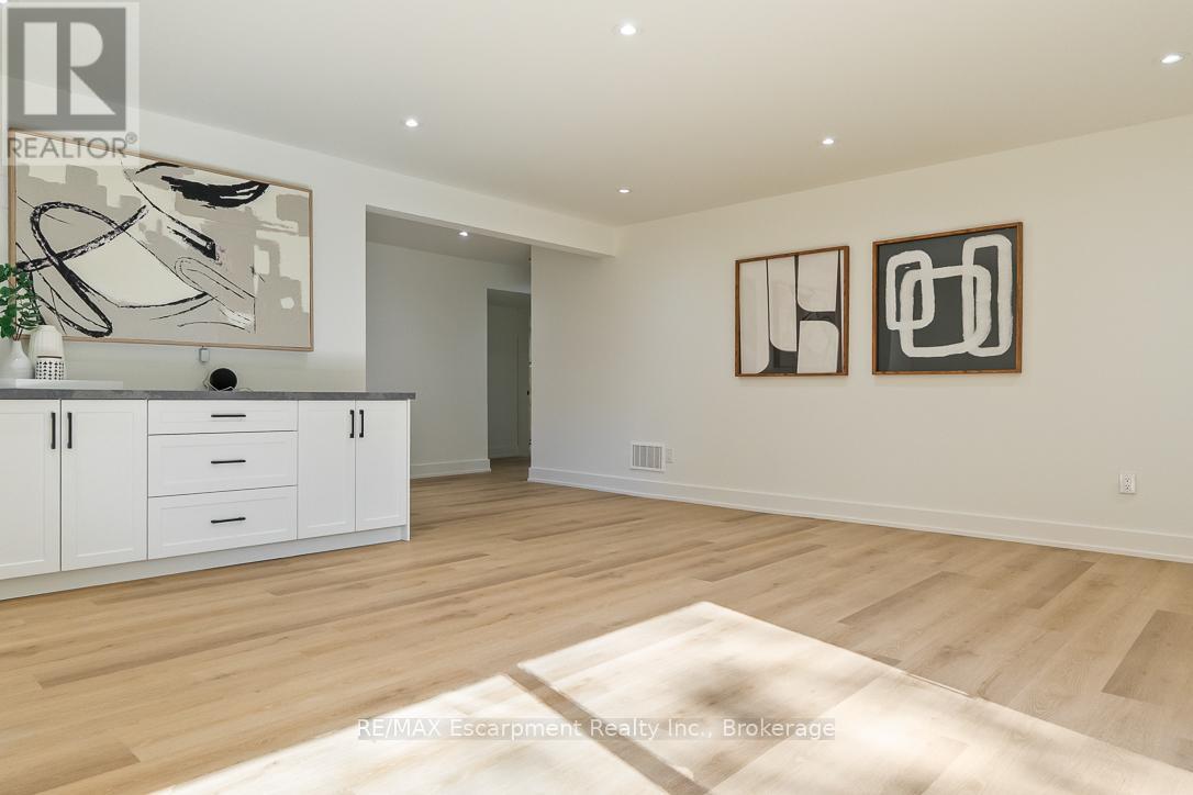 2282 Fairleigh Place, Burlington, Ontario  L7R 1G7 - Photo 20 - W12453856