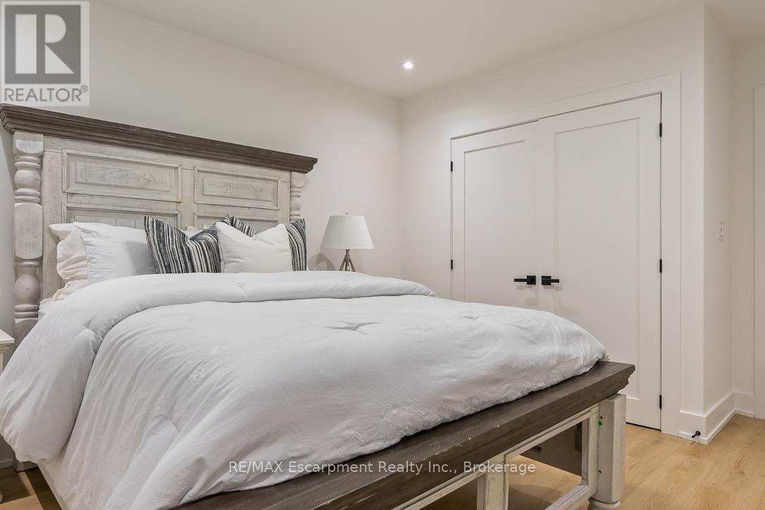 2282 Fairleigh Place, Burlington, Ontario  L7R 1G7 - Photo 22 - W12453856