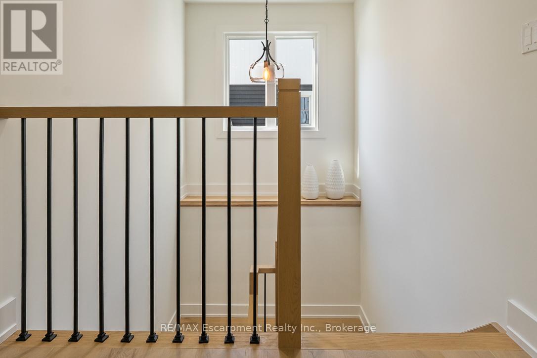 2282 Fairleigh Place, Burlington, Ontario  L7R 1G7 - Photo 19 - W12453856