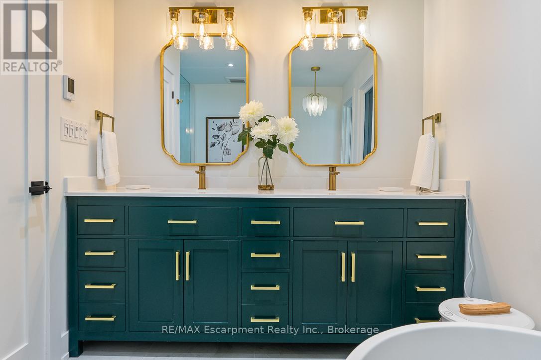 2282 Fairleigh Place, Burlington, Ontario  L7R 1G7 - Photo 18 - W12453856