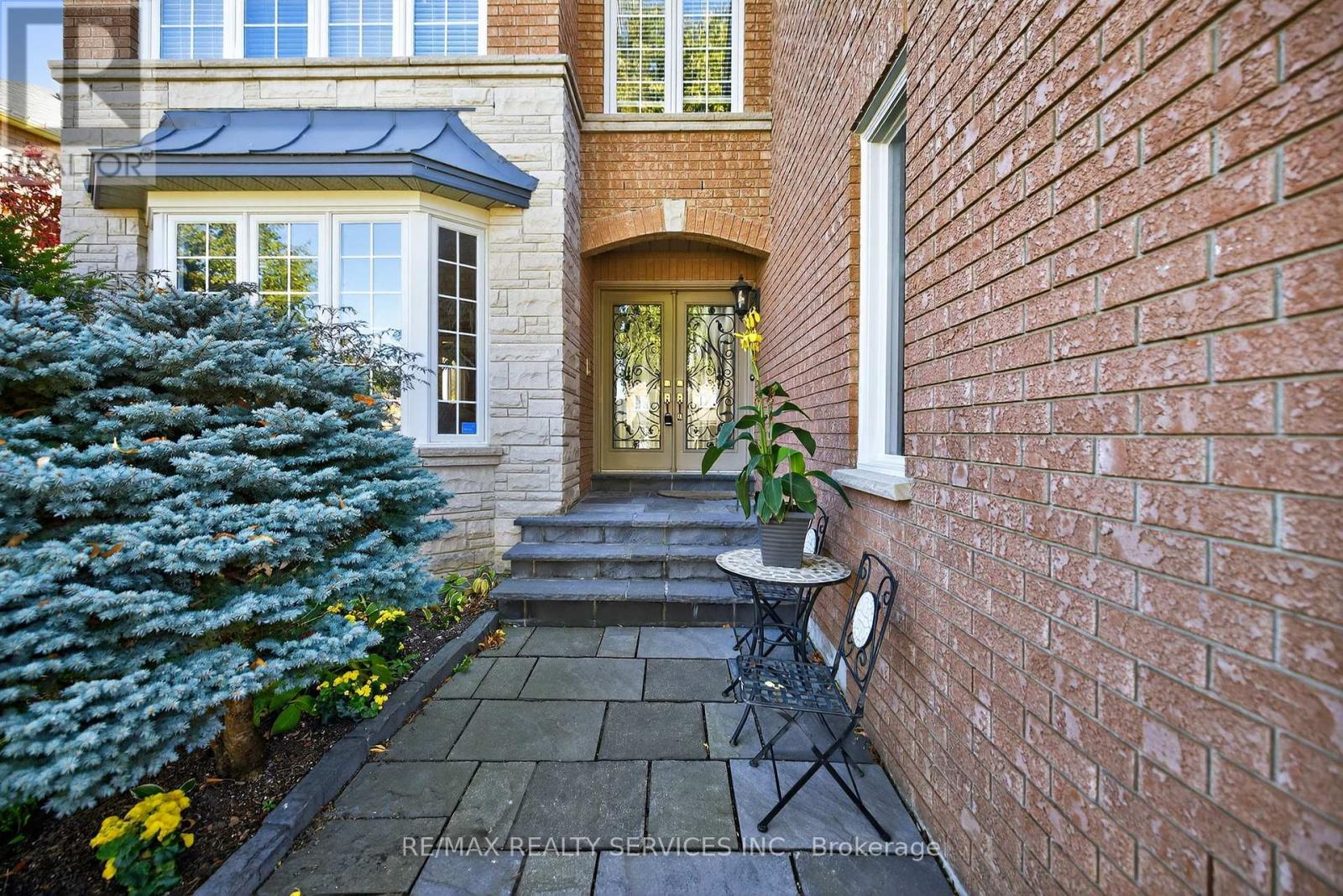 124 Royal Valley Drive, Caledon, Ontario  L7C 1A5 - Photo 3 - W12469629