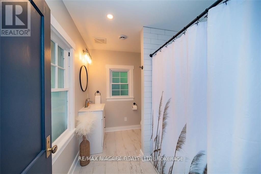 317 Lakewood Avenue, Fort Erie, Ontario  L0S 1B0 - Photo 11 - X12469641