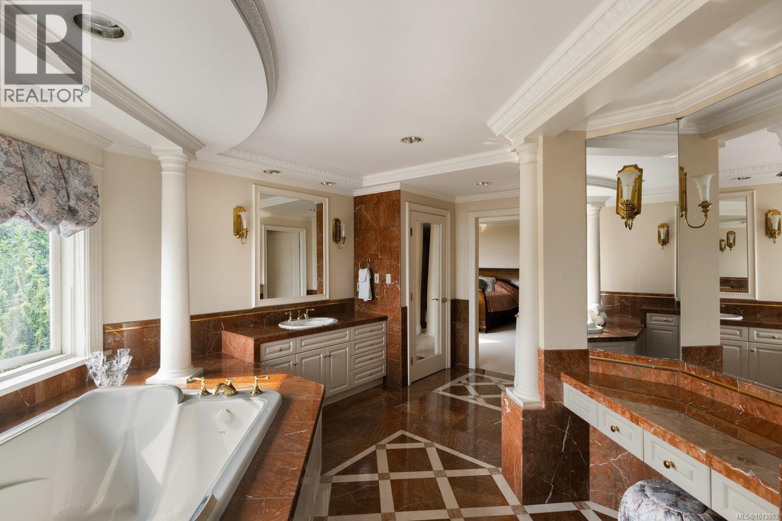 1580 Beach Dr, Oak Bay, British Columbia  V8R 6H8 - Photo 36 - 1013803