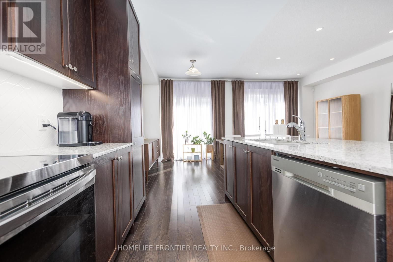 29 Bellflower Lane, Richmond Hill, Ontario  L4E 0E4 - Photo 9 - N12469646