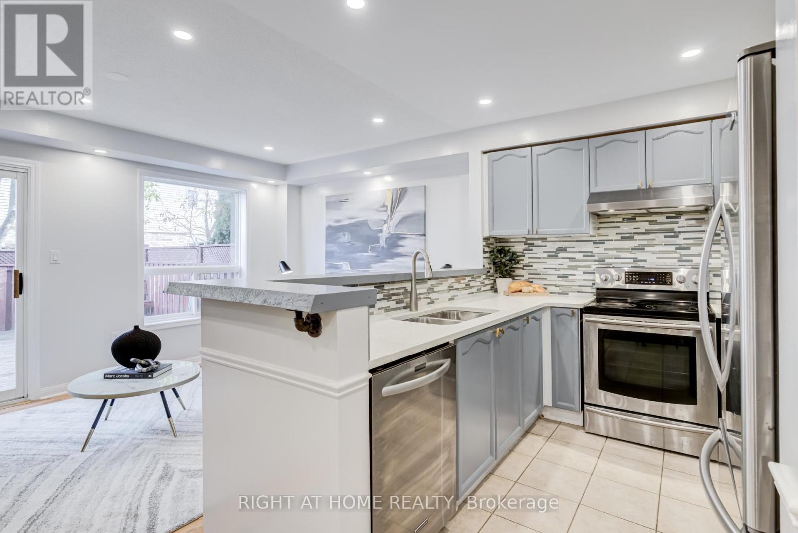 4398 Fairview Street, Burlington, Ontario  L7L 6S8 - Photo 10 - W12469631