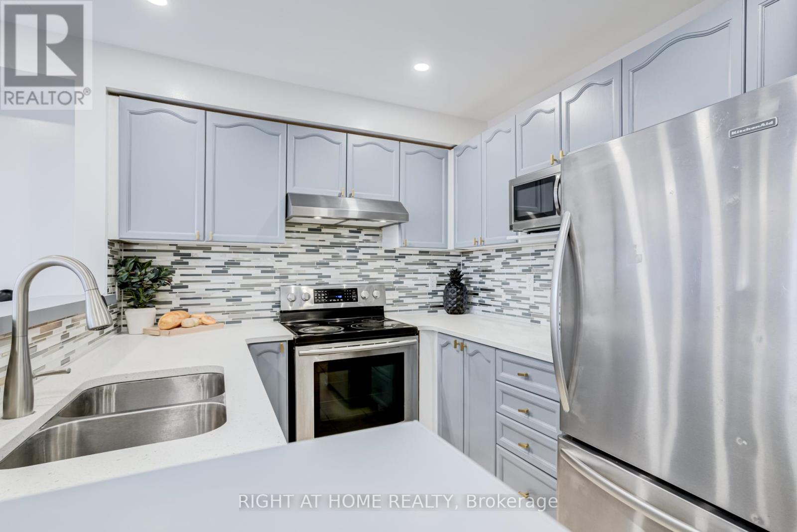 4398 Fairview Street, Burlington, Ontario  L7L 6S8 - Photo 11 - W12469631