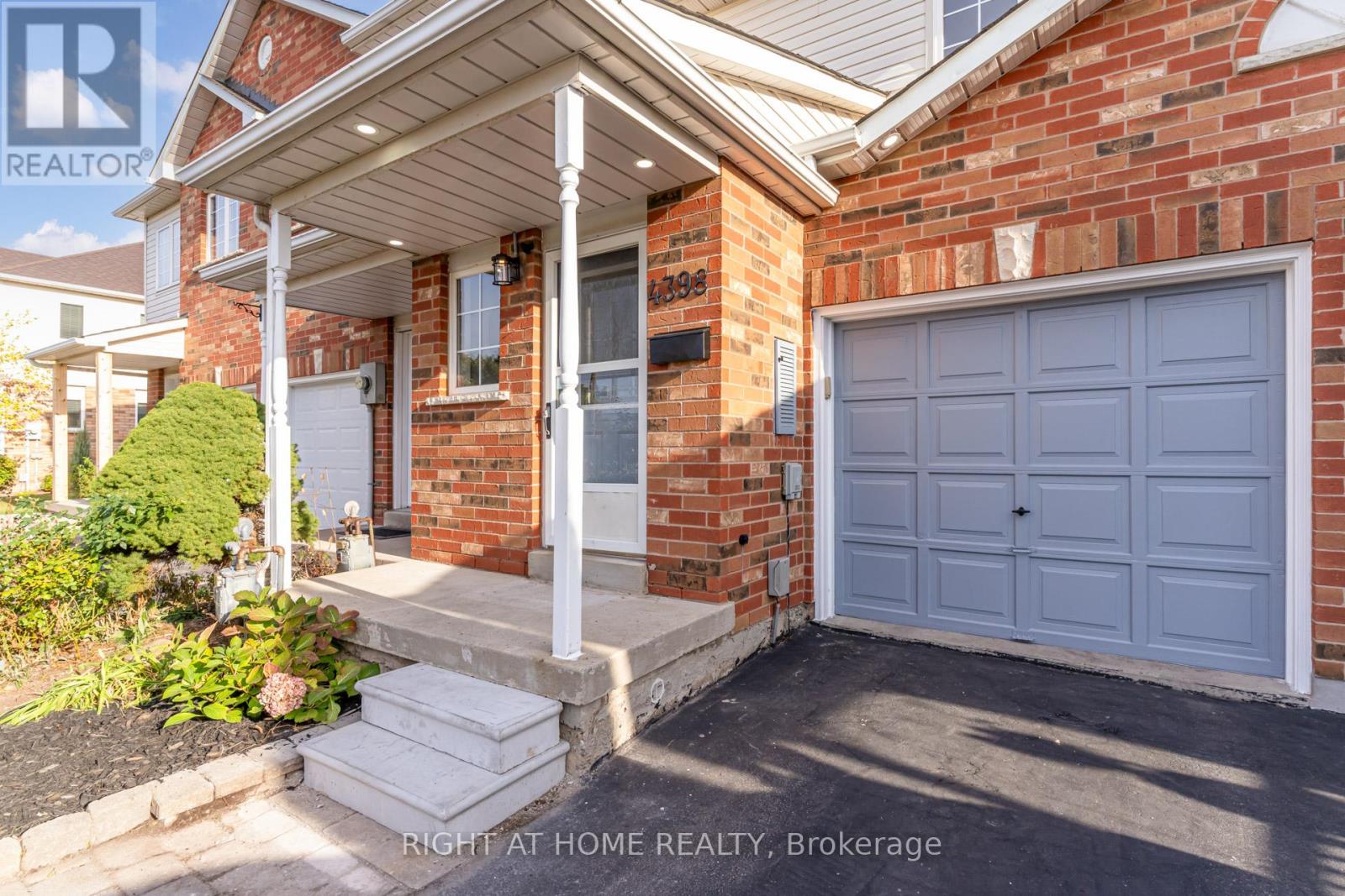 4398 Fairview Street, Burlington, Ontario  L7L 6S8 - Photo 2 - W12469631