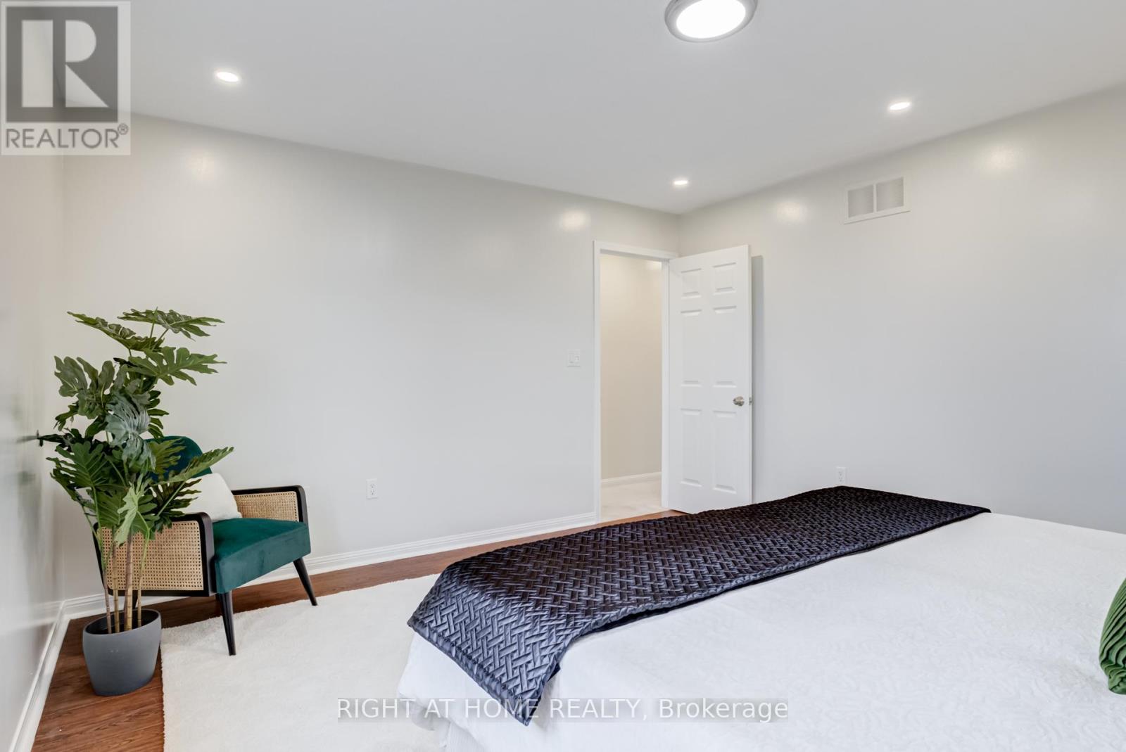 4398 Fairview Street, Burlington, Ontario  L7L 6S8 - Photo 23 - W12469631