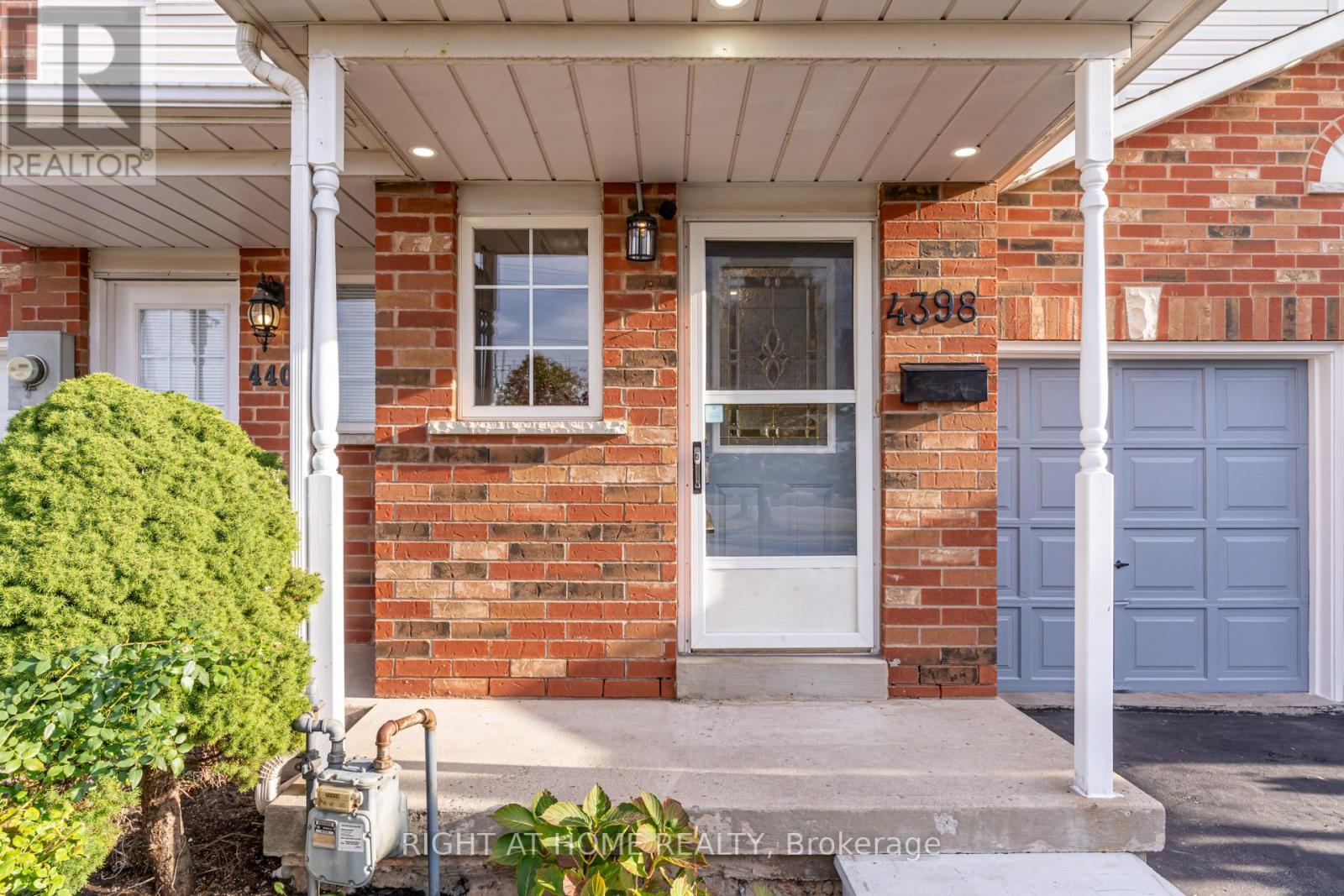 4398 Fairview Street, Burlington, Ontario  L7L 6S8 - Photo 3 - W12469631