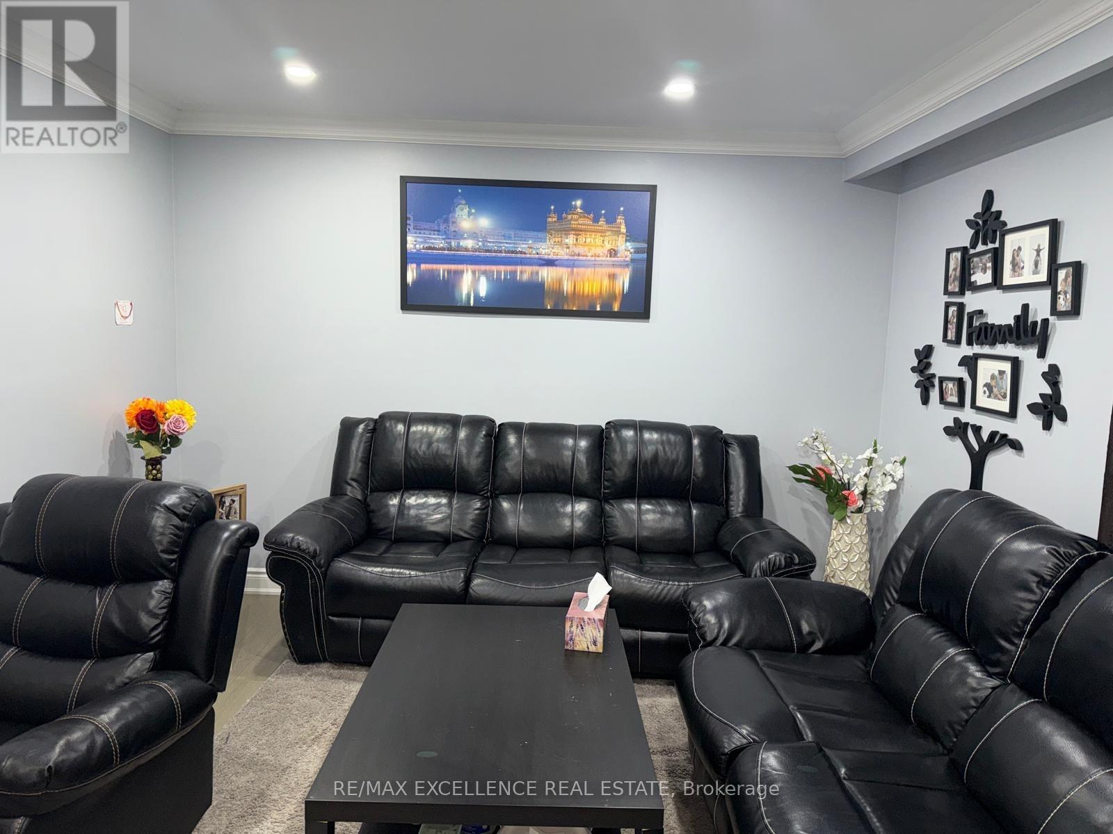 72 Rotherglen Court, Brampton, Ontario  L6X 2S1 - Photo 3 - W12469665