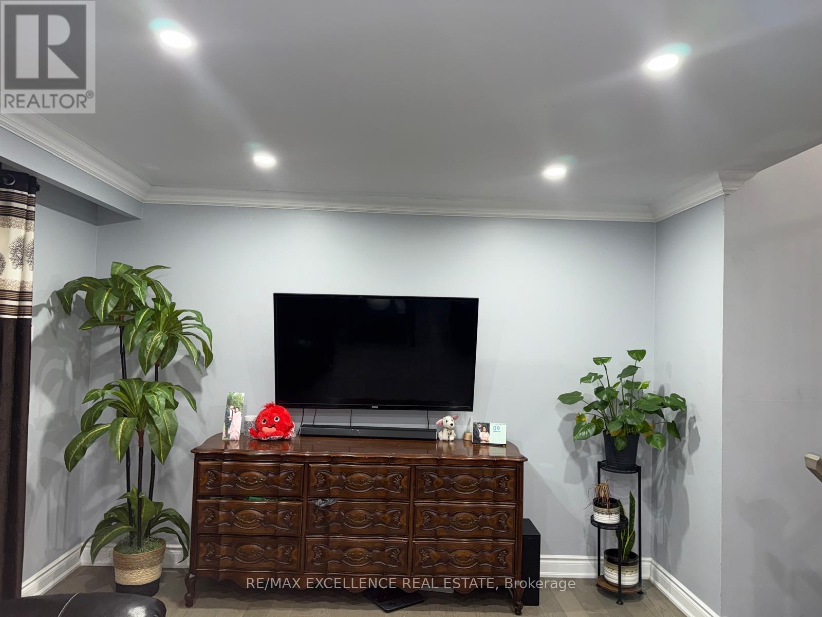 72 Rotherglen Court, Brampton, Ontario  L6X 2S1 - Photo 4 - W12469665