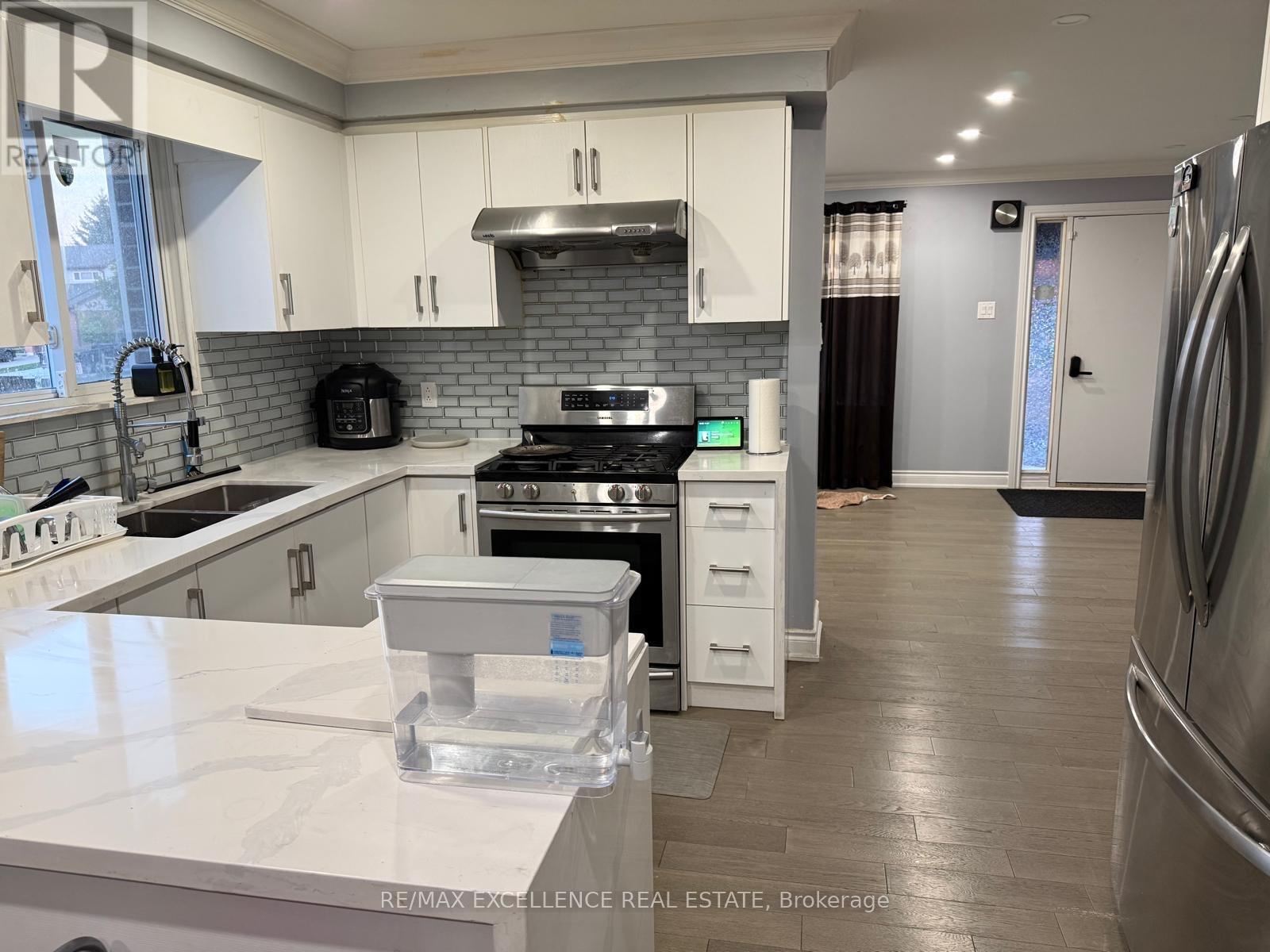 72 Rotherglen Court, Brampton, Ontario  L6X 2S1 - Photo 7 - W12469665