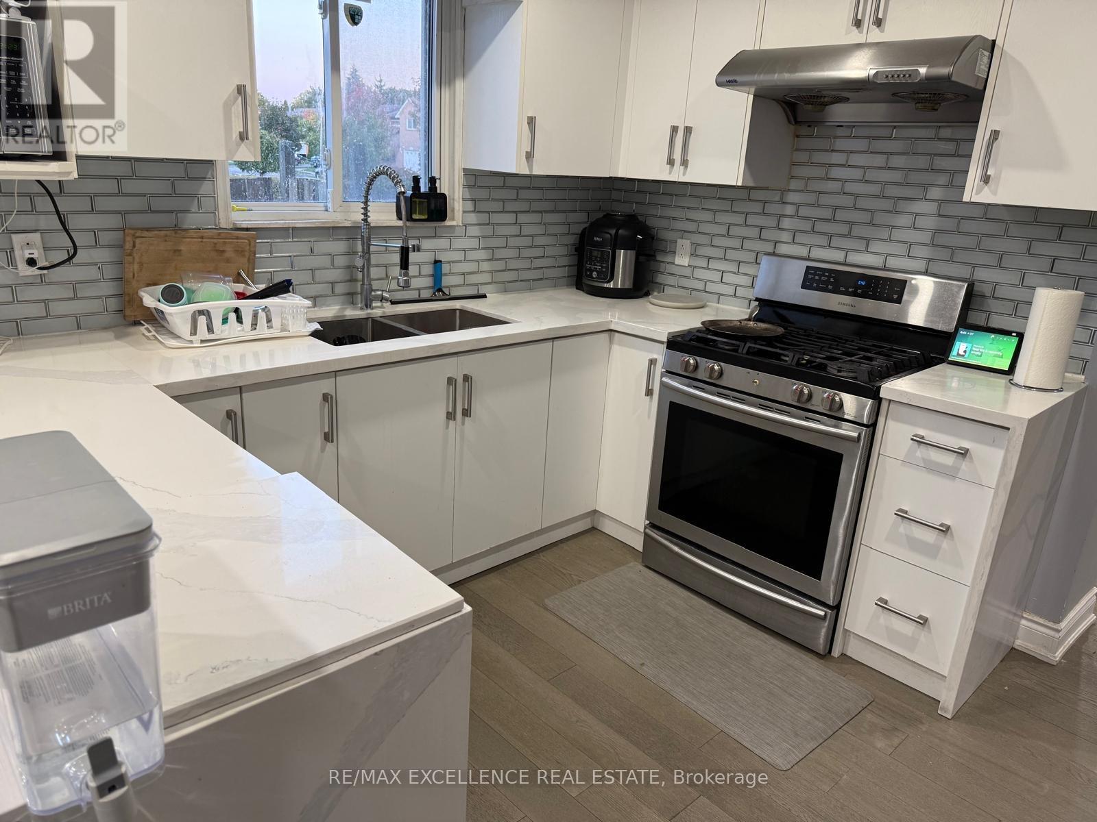72 Rotherglen Court, Brampton, Ontario  L6X 2S1 - Photo 8 - W12469665