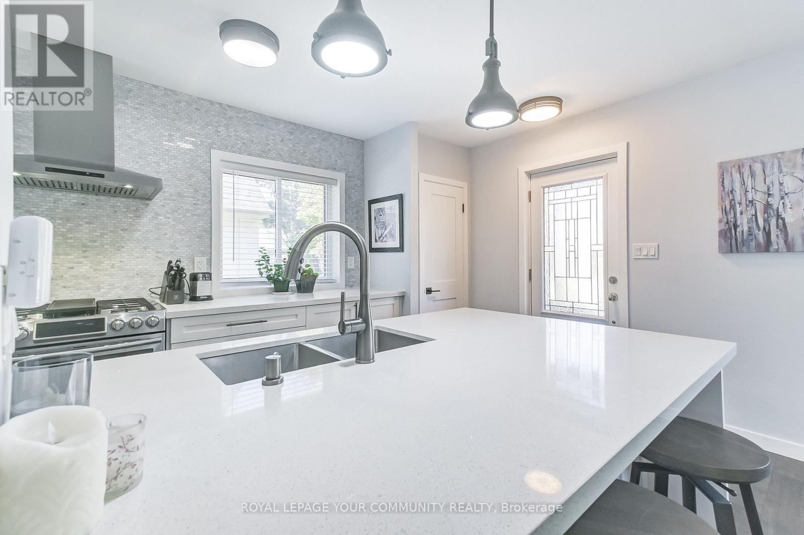 93 Gair Drive, Toronto, Ontario  M8W 4P9 - Photo 10 - W12469667