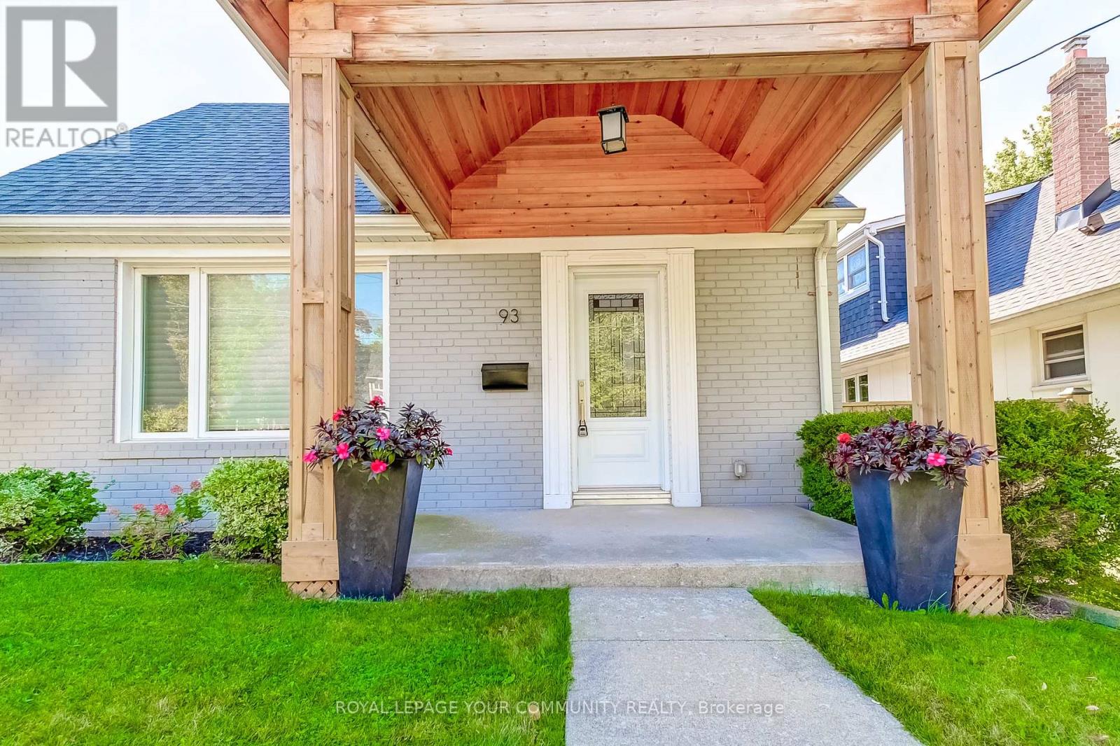 93 Gair Drive, Toronto, Ontario  M8W 4P9 - Photo 4 - W12469667