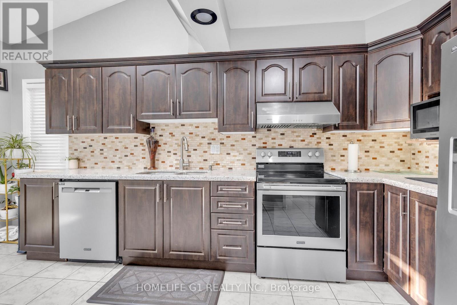 51 Rocky Mountain Crescent, Brampton, Ontario  L6R 1E7 - Photo 18 - W12469670
