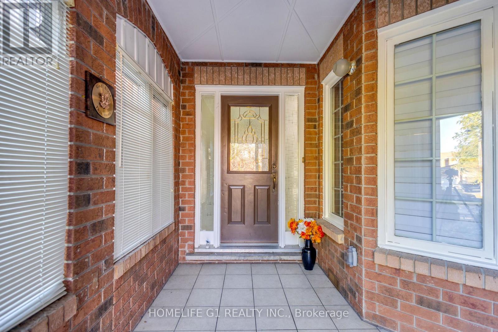 51 Rocky Mountain Crescent, Brampton, Ontario  L6R 1E7 - Photo 8 - W12469670